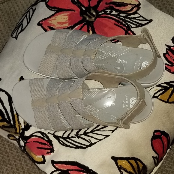 Sold!!Like new Clark's Cloudsteppers tan sandals 8 - Picture 7 of 7